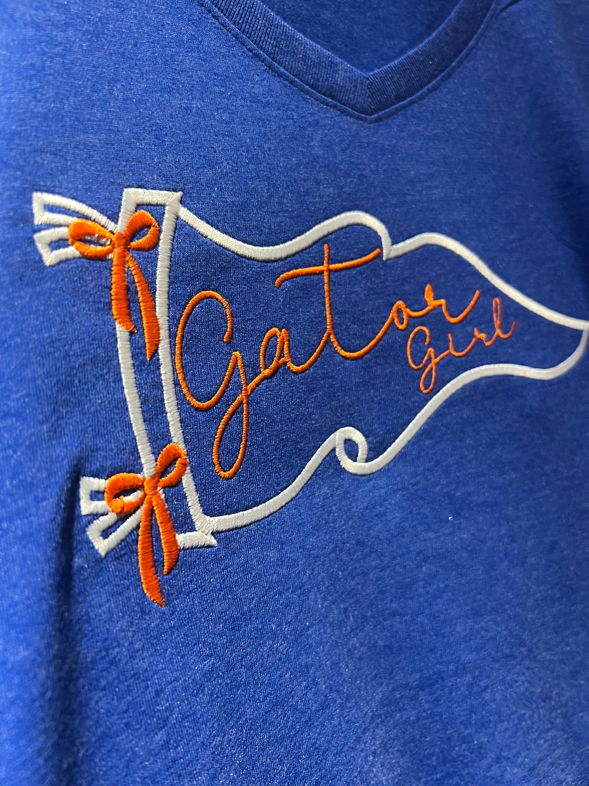 Penant Gator Girl V-neck T-shirt ￼